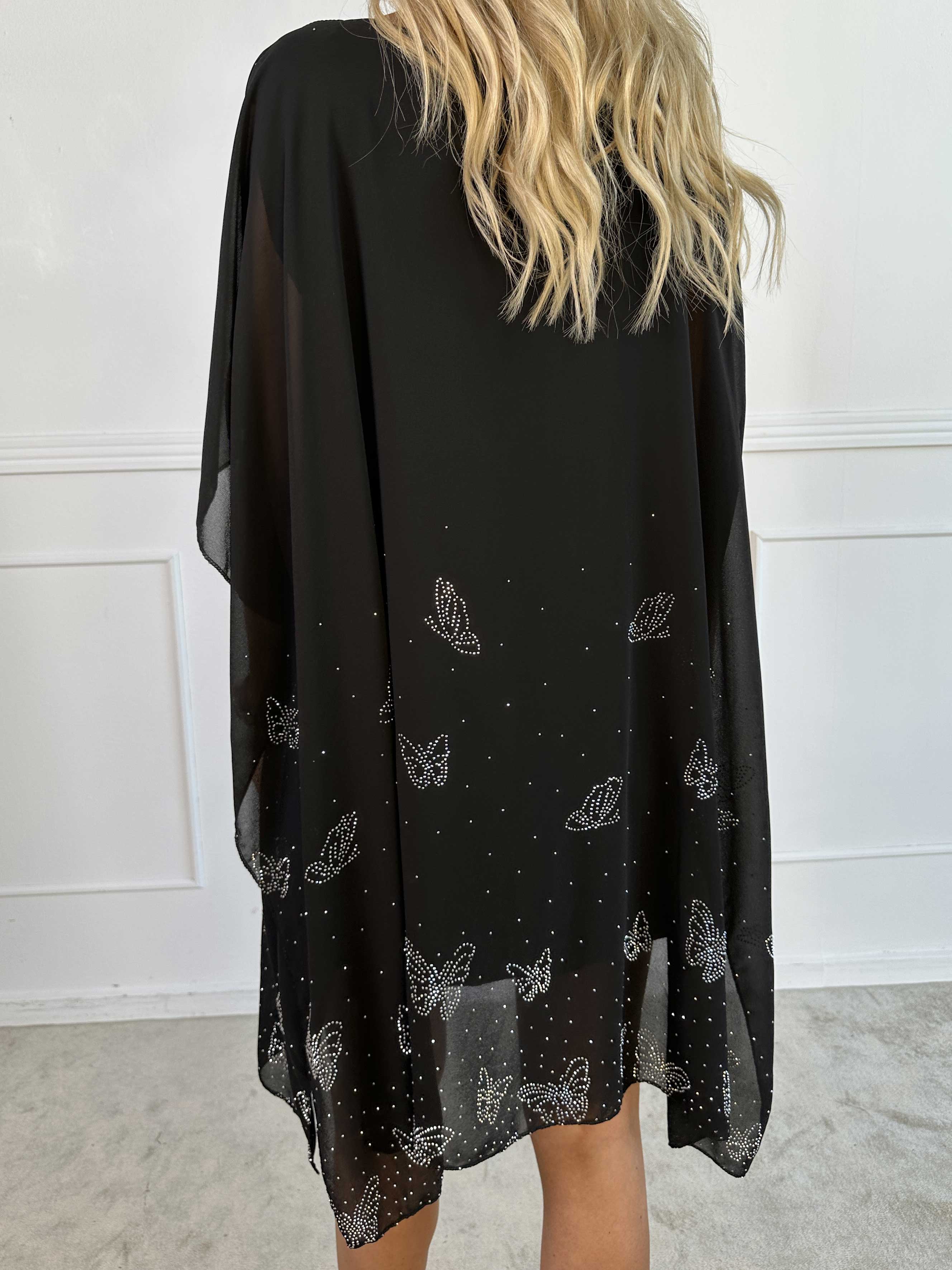 Mirabella Crystal - Tunikaklänning med chiffonglager med fuskpälskant och underkjol i viskos